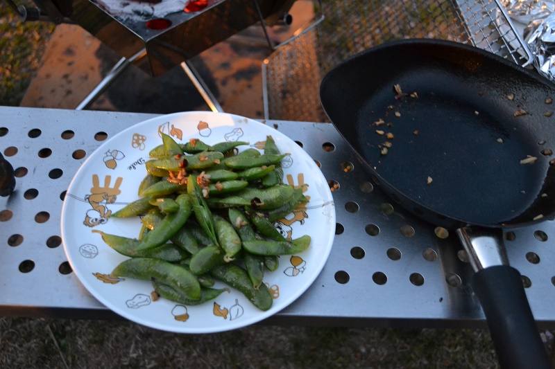 キャンプで簡単に作れるおつまみ 枝豆ペペロンチーノの作り方をご紹介 ぼるしちのキャンプ ライフ
