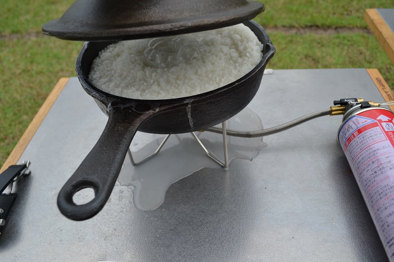 スキレットでお米を炊く 炊飯方法をご紹介 ぼるしちのキャンプ ライフ