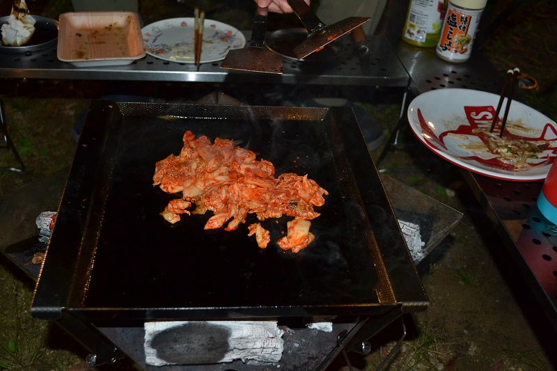 キャンプの夜は 鉄板焼き が楽しい とん平焼き 豚キムチの作り方 ぼるしちのキャンプ ライフ