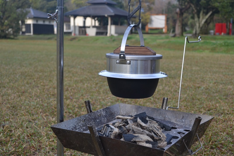 炊飯がエンターテイメント 炭 薪 ガス何でも使えるユニフレーム キャンプ羽釜をご紹介 ぼるしちのキャンプ ライフ