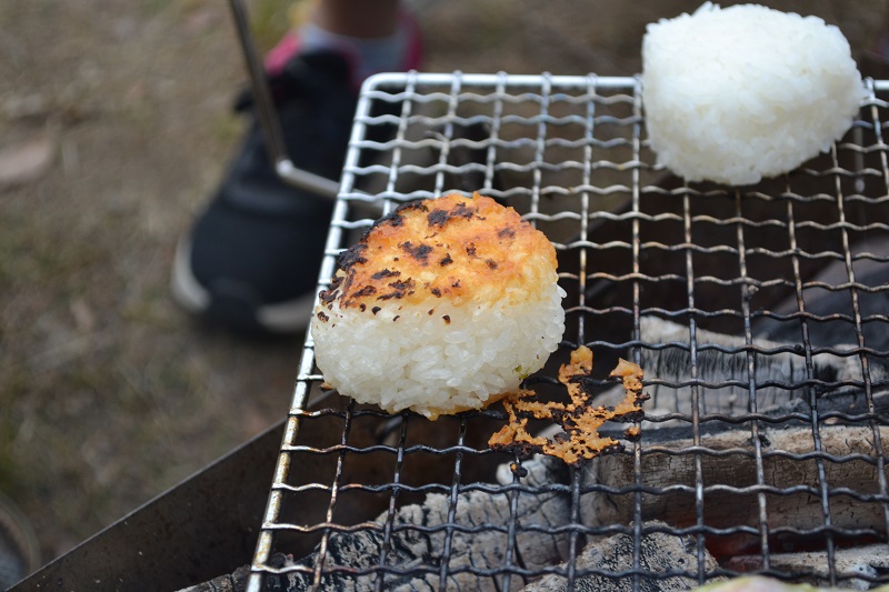 バーベキュー お米と言えばやっぱりこれ 焼きおにぎりの作り方 ぼるしちのキャンプ ライフ