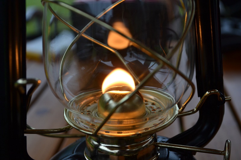 オイルランタンの燃料 灯油 パラフィンオイル どっちが良い どう違う ぼるしちのキャンプ ライフ