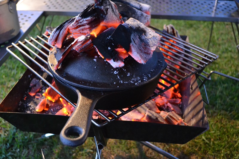 焚き火・BBQ・鉄板焼き・ダッチオーブン ユニフレームファイアグリルが 