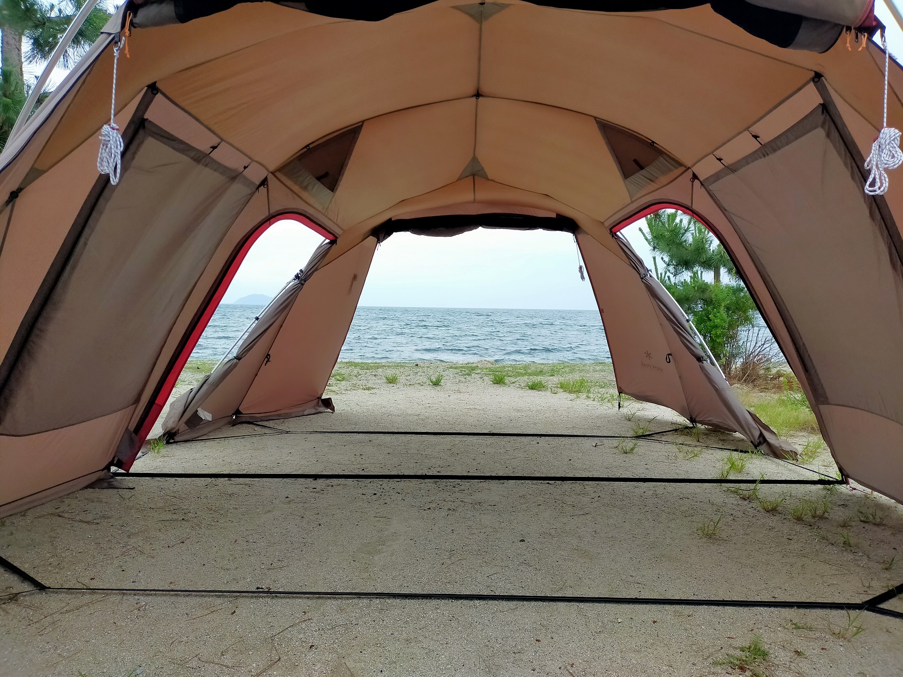 高木浜に設営したテントからの眺め